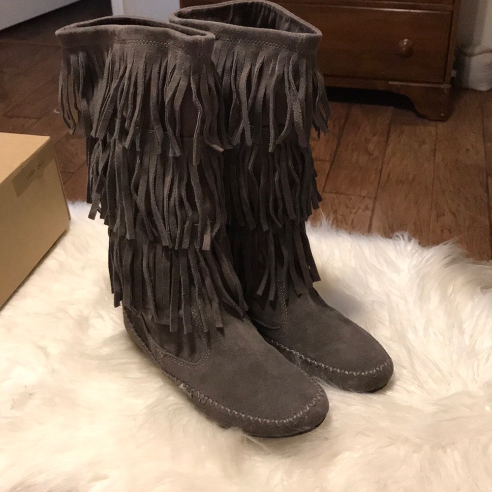 Suede moccasin gray fringe boots